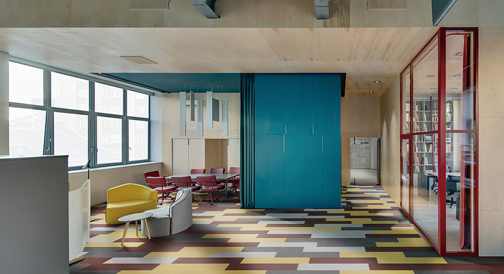 ambientada_corporativo_espaços-abertos_lvt_ambienta-make-it_0_light-grey_régua_24074546_1553625372_6674x3630