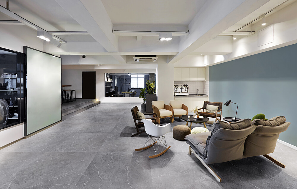 ambientada_segmento-corporativo_recepcao-e-area-comum_lvt_colecao-stone_0_24175560_Iron Ore_1686833578_5551x3531