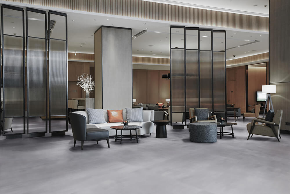 ambientada_segmento-hotelaria_recepcao-e-lobbies_lvt_colecao-stone_0_24175113_Light Porcelain_1729171977_7952x5304